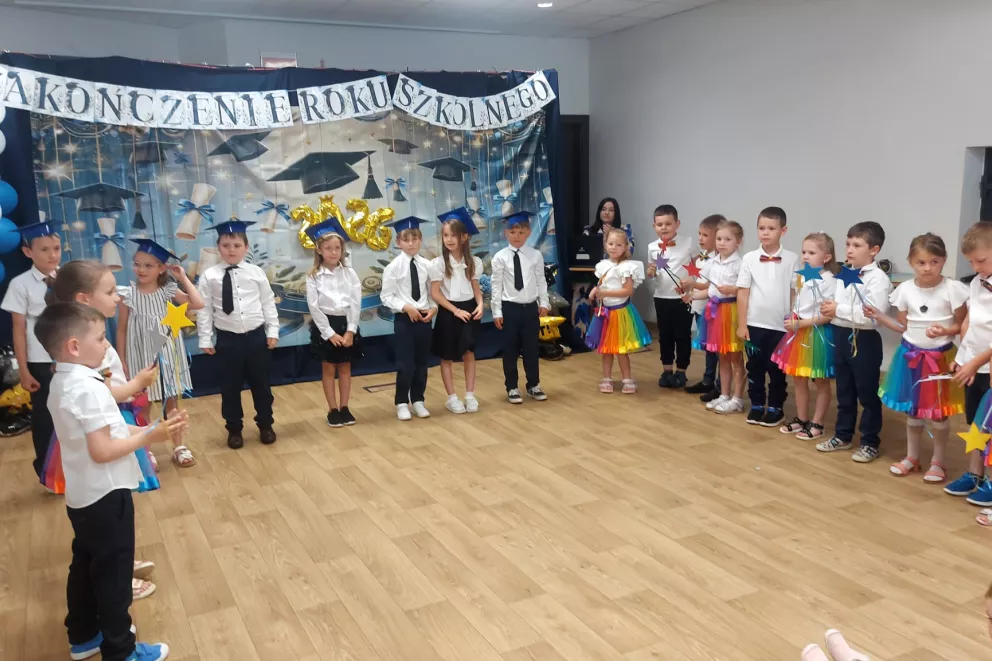 Dziś mówimy Wam żegnajcie, szkolną wiedzę zdobywajcie...